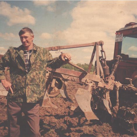 Н.В. Кораблев - механизатор колхоза "Рассвет" на весеннем севе, 1995 год